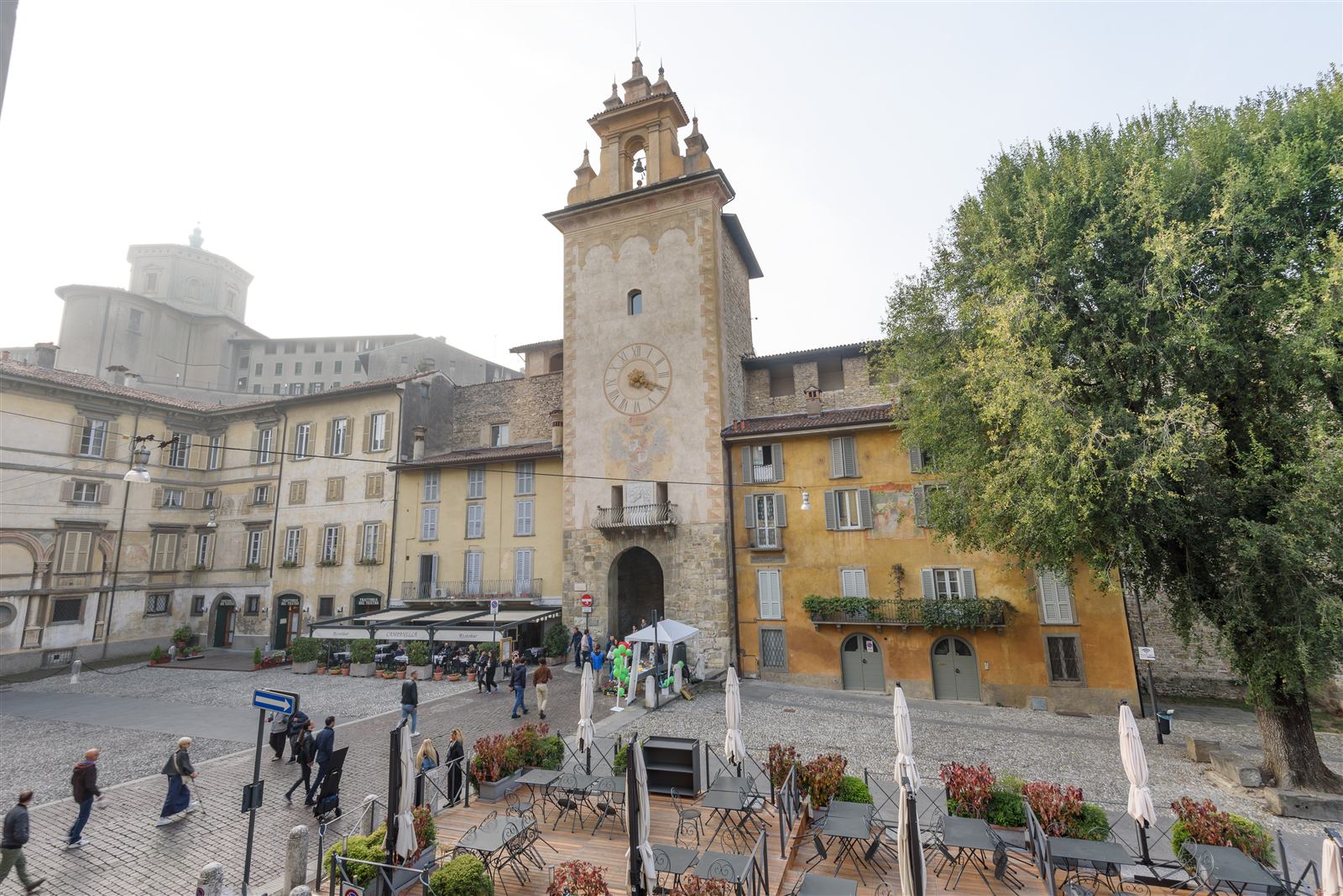 Piazza della Cittadella a Bergamo Alta, con la torre e le facciate color ocra