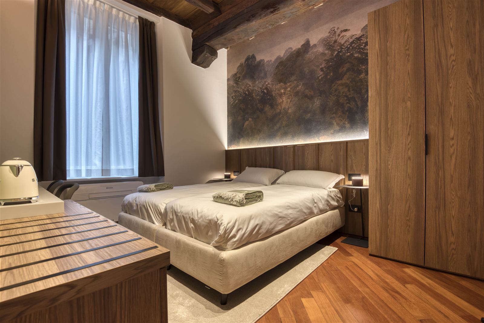 Seconda camera con affresco e testata in legno